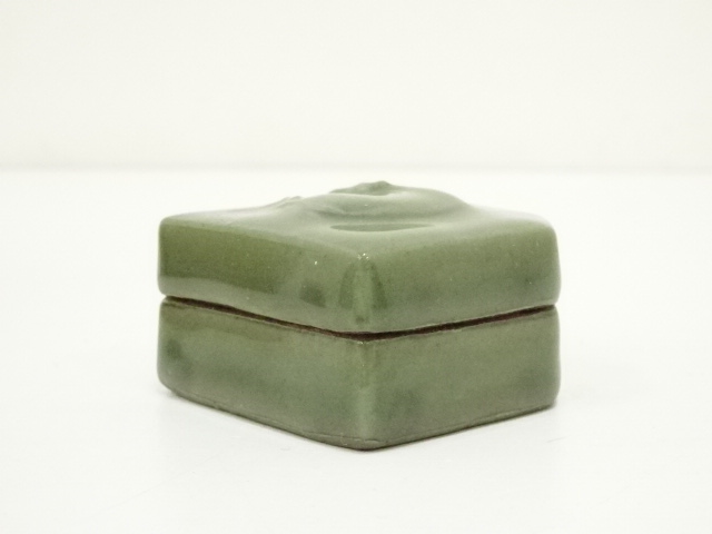  栄山造　青磁丑香合（保護箱）